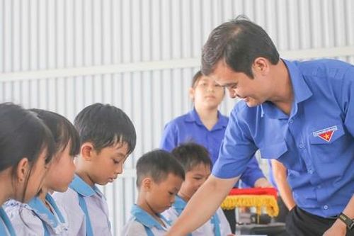 Trung ương Đoàn trao tặng hàng trăm suất học bổng cho học sinh Bình Định