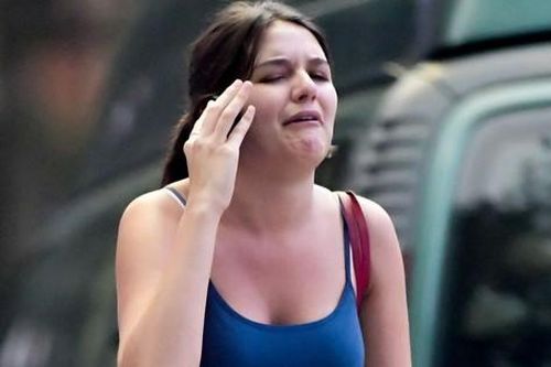 Suri Cruise khóc nức nở trên đường phố