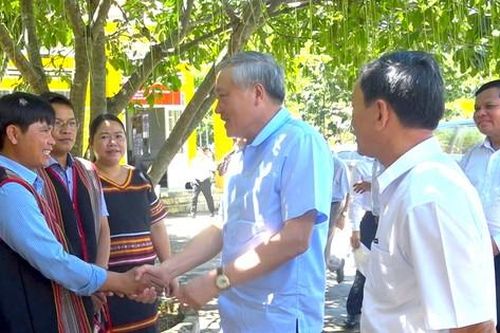 Chánh án Tòa án nhân dân tối cao Nguyễn Hòa Bình tới vùng tâm chấn động đất ở Kon Tum