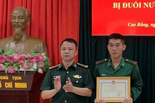 Bộ đội Biên phòng Cao Bằng biểu dương chiến sĩ dũng cảm cứu bé gái thoát khỏi dòng nước lũ
