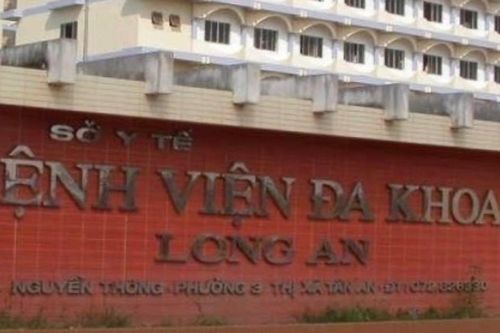 Sau 30 phút cùng nhau uống chai rượu, 8 người nhập viện cấp cứu