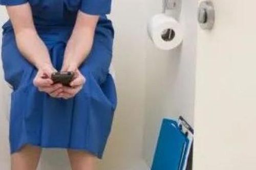 Vì sao không nên dùng điện thoại di động khi đi vệ sinh?