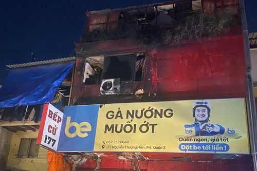 Cháy quán gà nướng trong phố ẩm thực ở TPHCM, thực khách tháo chạy