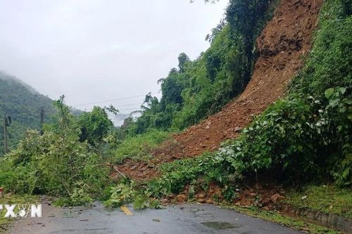 Lào Cai: Mưa lớn gây ngập úng, sạt lở, di dời người dân đến nơi an toàn