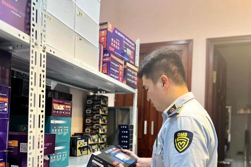 Phát hiện một cơ sở bán màn hình ôtô, camera hành trình không rõ xuất xứ