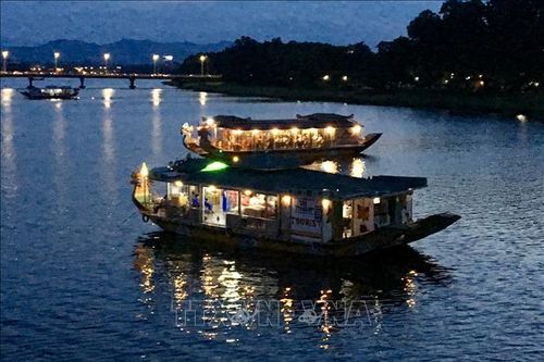 'Siết' quản lý biểu diễn ca Huế trên sông Hương