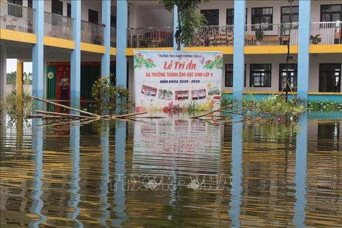 Các trường học vùng ngập lụt ở Hà Nội khẩn trương dọn dẹp, vệ sinh khử khuẩn