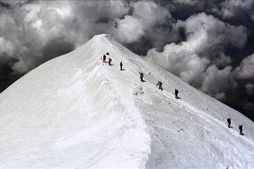 Lở băng trên dãy Alps gây thương vong, nhiều người mắc kẹt