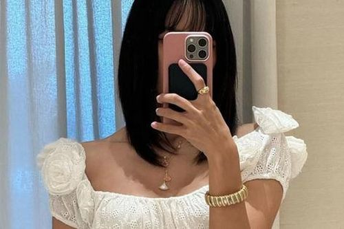 Nữ ca sĩ xinh đẹp khoe ''eo con kiến'' bên dàn đồ hiệu 800 triệu