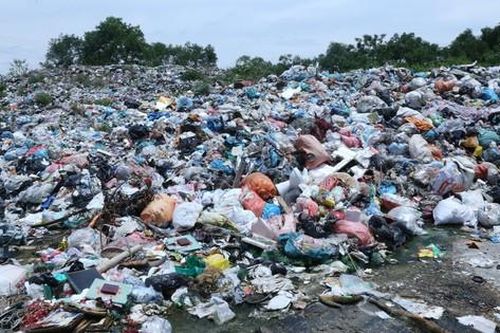Hàng nghìn tấn rác ùn ứ gây ô nhiễm tại lò đốt 'đắp chiếu'