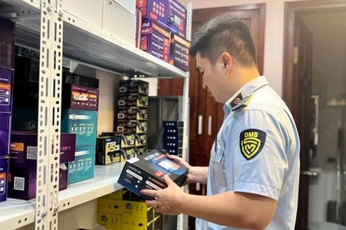 6 tiếng phục kích kho chứa màn hình ô tô không rõ xuất xứ bán trên sàn Shopee