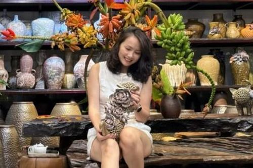 Chị em Hà thành 'rộ mốt' chi cả triệu đồng mua buồng chuối về cắm chơi