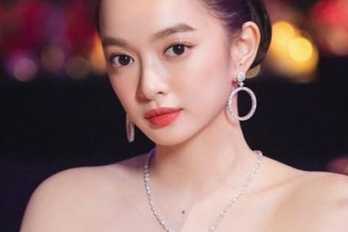 'Người vợ cuối cùng' lộng lẫy với trang sức bạc tỷ