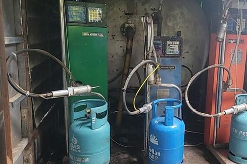 Bắt quả tang cơ sở san, chiết, nạp LPG trái phép từ bồn chứa khí vào bình
