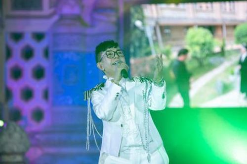 Hàng nghìn khán giả đội mưa vì Long Nhật, lý do là gì?