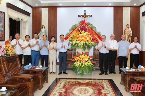 Bí thư Tỉnh ủy Đỗ Trọng Hưng chúc mừng Tổng Giám mục Nguyễn Chí Linh