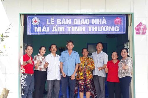 Nữ cán bộ Hội Chữ thập đỏ nhiệt tâm với công tác từ thiện xã hội