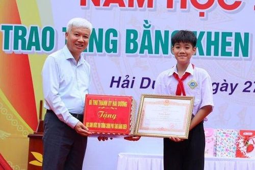Nam sinh lớp 6 ở Hải Dương 5 năm cõng bạn đến trường