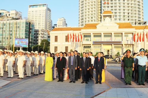 Lãnh đạo tỉnh Khánh Hòa tham dự Lễ chào cờ tháng 8