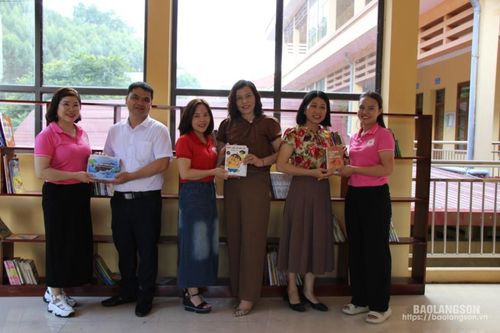 Câu lạc bộ Thiện nguyện Từ trái tim Lạng Sơn trao tủ sách cho các trường học trên địa bàn huyện Cao Lộc