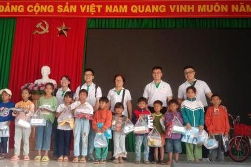 Đức Trọng: Trao tặng 500 thẻ BHYT và quà cho người dân và các em học sinh có hoàn cảnh khó khăn