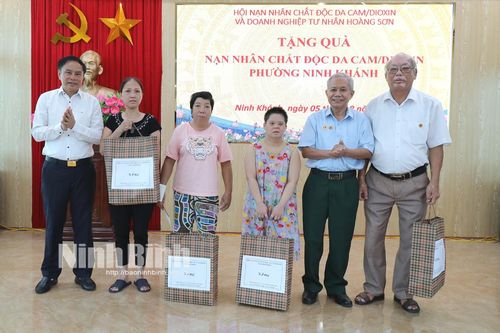 Tặng quà nạn nhân chất độc da cam tại thành phố Ninh Bình và huyện Hoa Lư