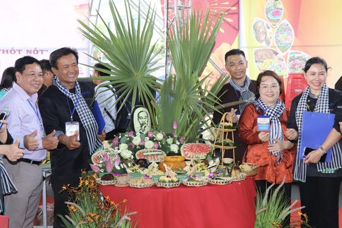 Xác lập kỷ lục 100 món bánh dân gian chế biến từ thốt nốt