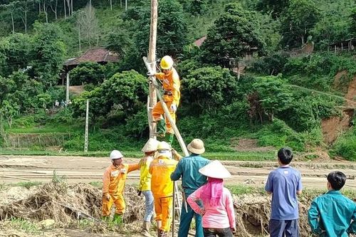 Cấp điện trở lại cho bản Nhụng Trên sau mưa lũ