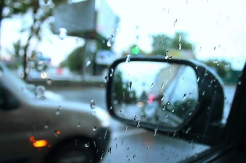 Mẹo xử lý gương chiếu hậu bị mờ khi trời mưa