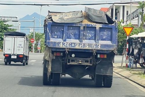 Đà Nẵng: Bất an với phương tiện chở phế thải xây dựng gây ô nhiễm giữa phố du lịch