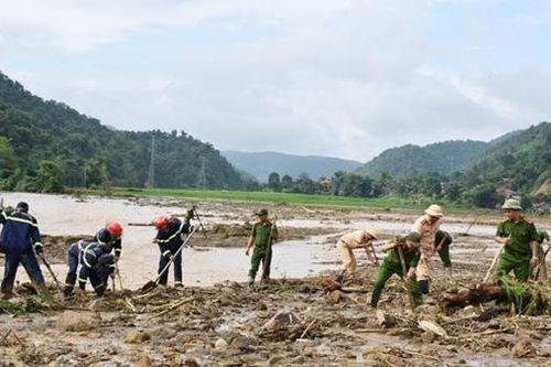 Công an Điện Biên dầm mình trong mưa lũ, vì nhân dân phục vụ