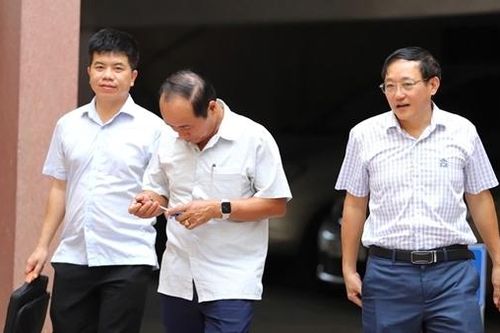 Cựu Giám đốc Sở GD&ĐT Hà Tĩnh có mặt tại phiên tòa xét xử thổi giá thiết bị giáo dục
