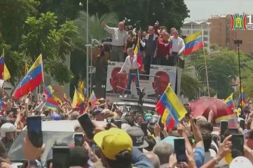 Hai cuộc biểu tình đối lập diễn ra trên khắp Venezuela