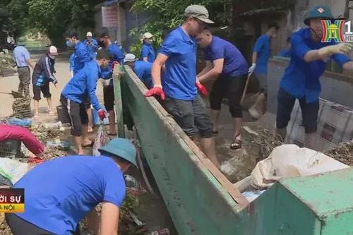 Đoàn viên thanh niên vệ sinh môi trường ở các vùng ngập