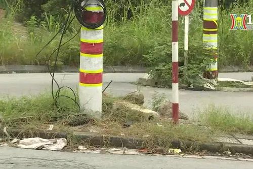 Cột điện án ngữ giữa ngã tư đường
