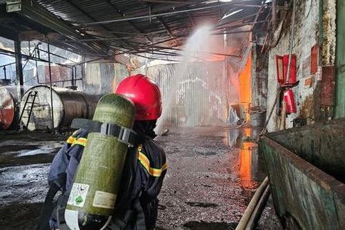 Cháy nhà xưởng công ty sản xuất dầu điều khiến hai người tử vong