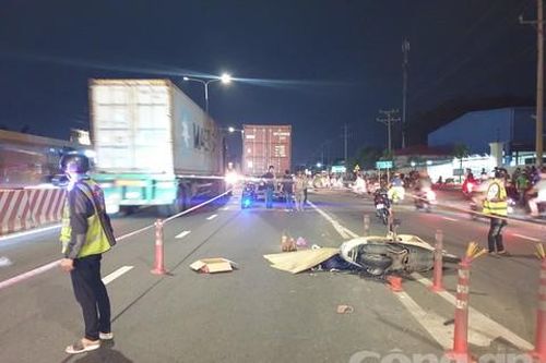Chạy xe máy vào đường cấm, nữ công nhân va chạm xe container tử vong