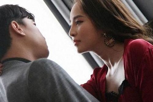 Vợ đi du học có bồ, thái độ khó tin của chồng khiến người bình tĩnh nhất cũng phải sốc