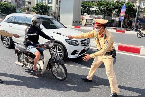 Nguyên nhân xe máy đi lên đường Vành đai 2 trên cao dù có biển cấm