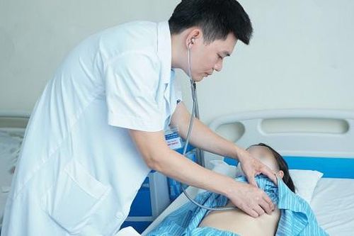 Bé gái dân tộc Mông mắc thông liên thất, 'mẹ ơi, con đau lắm!'