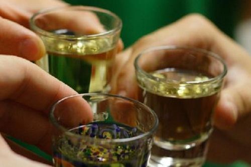 8 nông dân nhập viện cấp cứu sau uống rượu