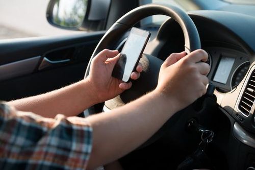 Mới: Bộ Công an đề xuất phạt nặng cá nhân sử dụng điện thoại khi lái xe