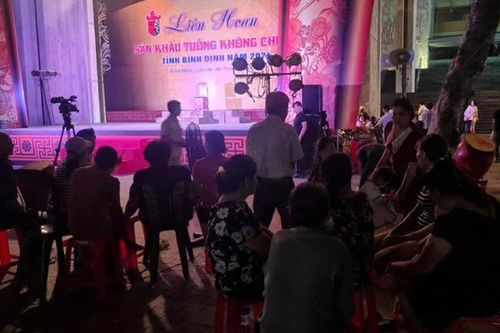 Đang diễn tuồng trên sân khấu, một nam nghệ nhân bất ngờ ngã gục xuống đất và tử vong