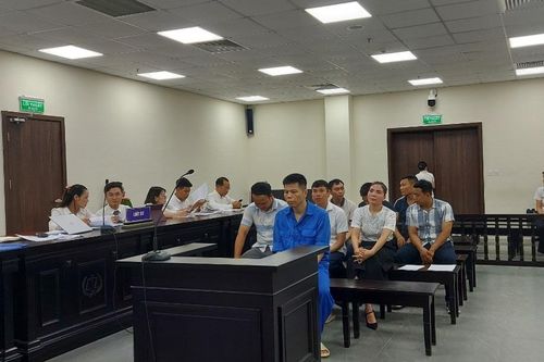 Cặp vợ chồng chỉ đạo nhân viên 'không có tiền, không bỏ qua lỗi khi đăng kiểm'