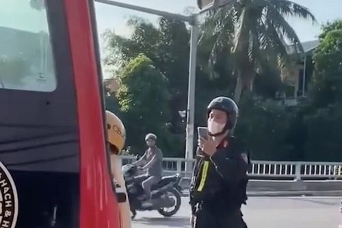 Xử phạt tài xế điều khiển xe khách 'huých' CSGT rồi bỏ chạy