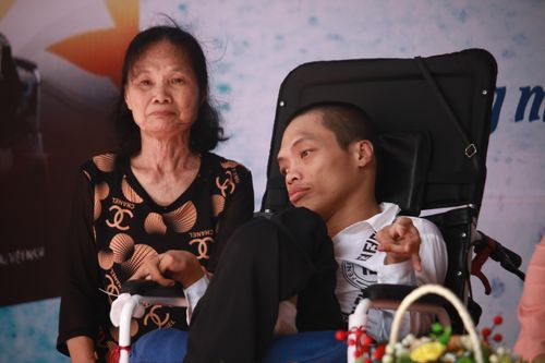Người ngồi xe lăn truyền lửa văn hóa đọc