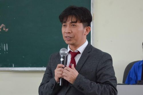 Trưởng khoa trường Nhân văn từ chức khi bị tố 'chân trong chân ngoài'