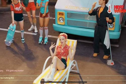 Ca khúc của 'bông hồng lai' đạo nhái BlackPink, Selena Gomez cuốn hút nhờ nam thần
