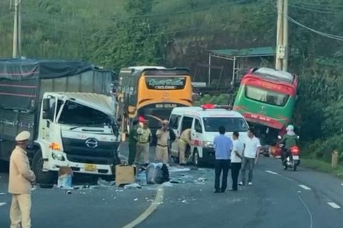 Va chạm với xe tải, xe khách mất lái lao xuống mương