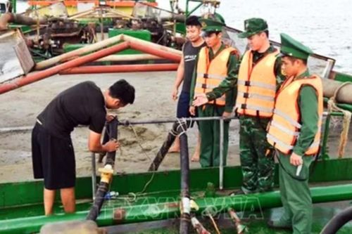 Hải đoàn Biên phòng 18 tạm giữ 2 tàu vận chuyển cát trái phép